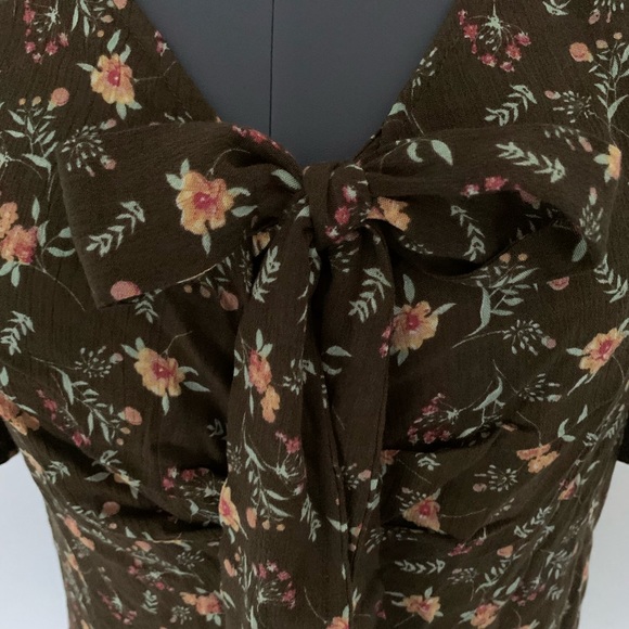 CHARMING CHARLIE Olive Floral Short Bell Fall Top - Picture 2 of 8